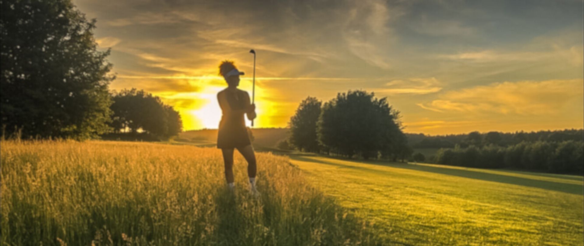 Golf Bad Münstereifel Golferin vor Sonnenuntergang